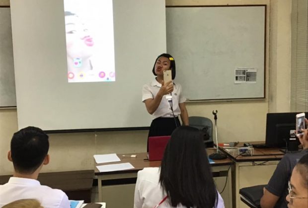 รอยยิ้ม ความรู้ ความสุข สนุกจริงๆนะ CD351 วิชาการสื่อสารการตลาดด้วยแอพพลิเคชั่นไลน์ ของนักศึกษาชั้นปีที่ 3 เรียนทฤษฎี ฝึกลงมือปฏิบัติ และเล่นเกมฝึกทักษะสร้างความสุข สนุกสนามเกี่ยวกับไลน์ ทีนี่ สาขาสื่อสารการตลาดดิจิทัล