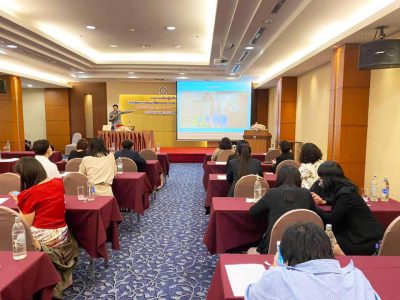 อ.ตันรัก ธวัชชัย สุขสีดา วิทยากรหลักสูตรการพัฒนาสื่อสารและการประชาสัมพันธ์ หัวข้อเครื่องมือการสร้างสื่อสร้างสรรค์ สำนักงานเลขาธิการสภาการศึกษา