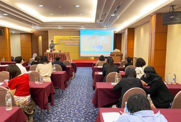 อ.ตันรัก ธวัชชัย สุขสีดา วิทยากรหลักสูตรการพัฒนาสื่อสารและการประชาสัมพันธ์ หัวข้อเครื่องมือการสร้างสื่อสร้างสรรค์ สำนักงานเลขาธิการสภาการศึกษา