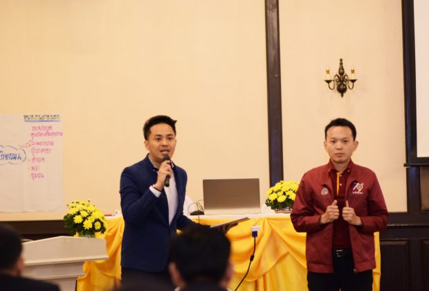 อ.ต้นรัก สัมมนาเชิงปฎิบัติการจัดทำหลักสูตรครูด้านการป้องกันและแก้ปัญหาการตั้งครรภ์ไม่พร้อมในเยาวชนคนพันธ์ R.JPG