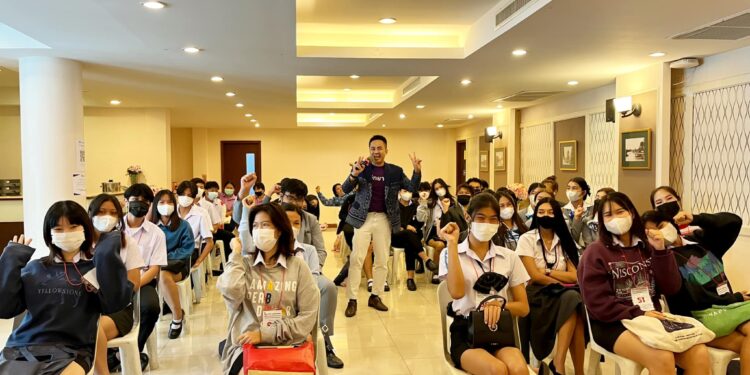 อ.ดร.ต้นรัก ธวัชชัย สุขสีดา วิทยากรและผู้ทรงคุณวุฒติการตลาดออนไลน์ กระทรวงอุตสาหกรรม