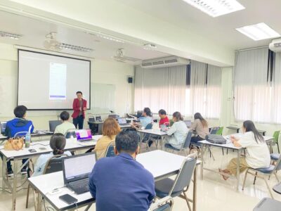 วิทยากรบรรยายหลักสูตรมัคคุเทศก์ ในหัวข้อ “ติดอาวุธลับเครื่องมือออนไลน์ธุรกิจท่องเที่ยวยุคชีวิตวิถีใหม่” และหัวข้อ “ยิงแอด แซทกระจายสร้างเงินล้านกับธุรกิจท่องเที่ยว” โดยอ.ดร.ต้นรัก ธวัชชัย สุขสีดา อาจารย์และผู้เชี่ยวชาญการตลาดออนไลน์ดิจิทัล