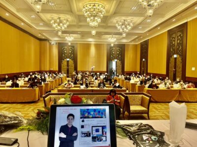 วิทยากรบรรยายในหัวข้อ ก้าวสู่การเป็นพลเมืองดิจิทัล (Digital Citizenship) เพื่อพัฒนาอสด.ประจําหมู่บา้น โครงการการพัฒนาเครือข่ายอาสาสมัครดิจิทัล (อสด.) อ.ดร.ต้นรัก ธวัชชัย สุขสีดา อาจารย์และผู้เชี่ยวชาญการตลาดออนไลน์ดิจิทัล