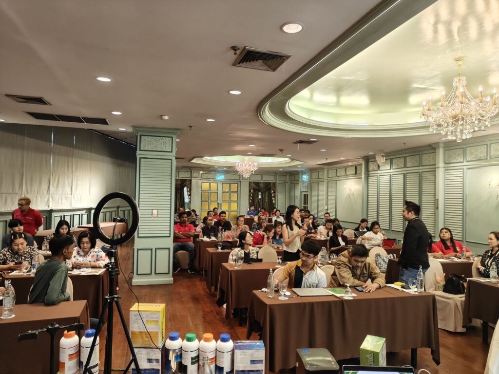 นูตร้าแพลนท์ (ประเทศไทย) จำกัด จัดอบรมเจ้าของธุรกิจร้านเกษตรเคมีภัณฑ์ทั่วประเทศ เรื่อง การใช้งาน AI เพื่อนำเสนอสินค้าทางการเกษตร โดยวิทยากร อาจารย์ดร.ต้นรัก ธวัชชัย สุขสีดา อาจารย์สอนการตลาดออนไลน์ ผู้ทรงคุณวุฒิและผู้เชี่ยวชาญการตลาดออนไลน์ดิจิทัล AI เพื่อนำเสนอสินค้าทางการเกษตร โดยวิทยากร อาจารย์ดร.ต้นรัก ธวัชชัย สุขสีดา 1 1024x768