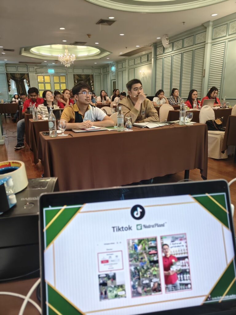 นูตร้าแพลนท์ (ประเทศไทย) จำกัด จัดอบรมเจ้าของธุรกิจร้านเกษตรเคมีภัณฑ์ทั่วประเทศ เรื่อง การใช้งาน AI เพื่อนำเสนอสินค้าทางการเกษตร โดยวิทยากร อาจารย์ดร.ต้นรัก ธวัชชัย สุขสีดา อาจารย์สอนการตลาดออนไลน์ ผู้ทรงคุณวุฒิและผู้เชี่ยวชาญการตลาดออนไลน์ดิจิทัล AI เพื่อนำเสนอสินค้าทางการเกษตร โดยวิทยากร อาจารย์ดร.ต้นรัก ธวัชชัย สุขสีดา 17 768x1024