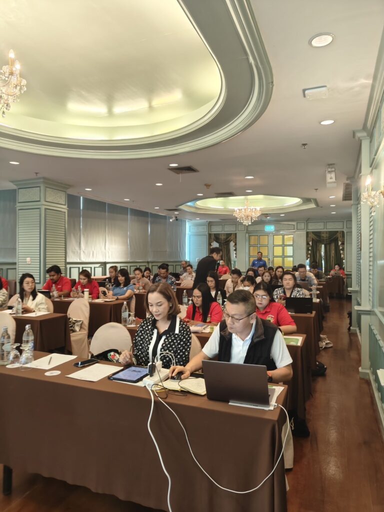 นูตร้าแพลนท์ (ประเทศไทย) จำกัด จัดอบรมเจ้าของธุรกิจร้านเกษตรเคมีภัณฑ์ทั่วประเทศ เรื่อง การใช้งาน AI เพื่อนำเสนอสินค้าทางการเกษตร โดยวิทยากร อาจารย์ดร.ต้นรัก ธวัชชัย สุขสีดา อาจารย์สอนการตลาดออนไลน์ ผู้ทรงคุณวุฒิและผู้เชี่ยวชาญการตลาดออนไลน์ดิจิทัล AI เพื่อนำเสนอสินค้าทางการเกษตร โดยวิทยากร อาจารย์ดร.ต้นรัก ธวัชชัย สุขสีดา 2 768x1024