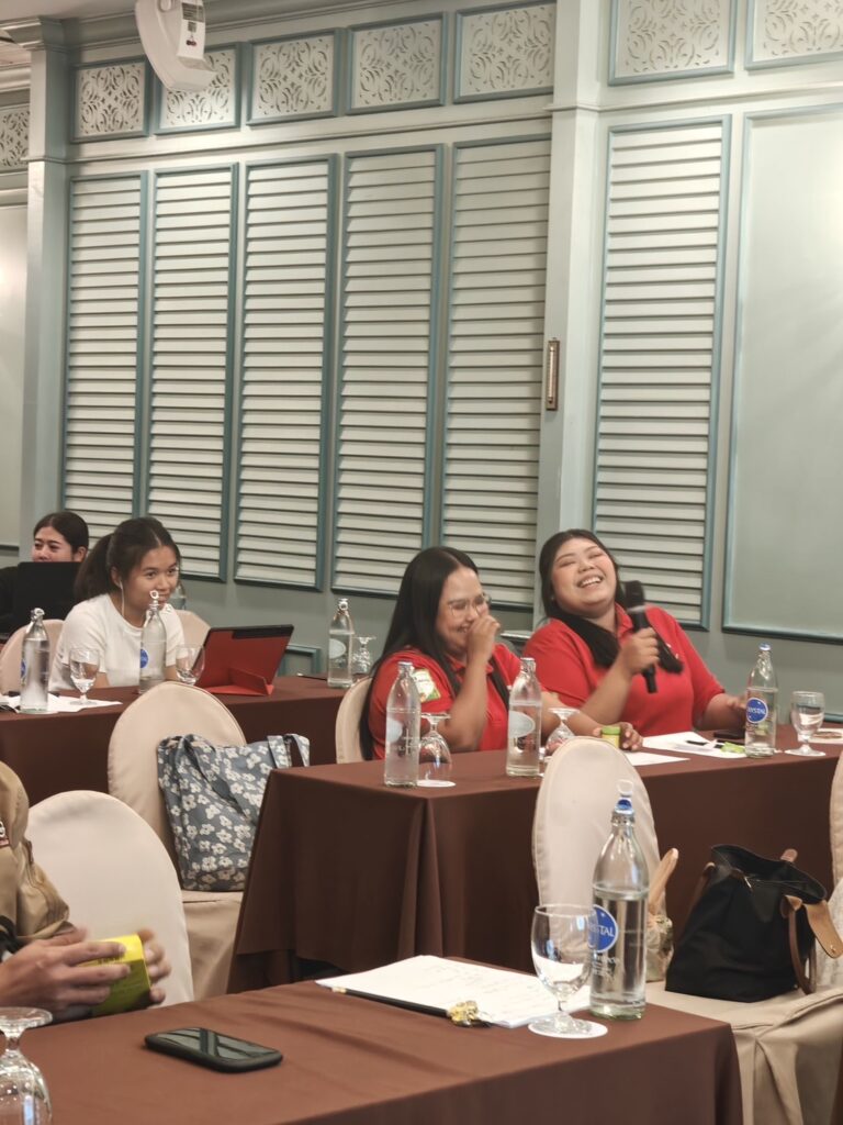 นูตร้าแพลนท์ (ประเทศไทย) จำกัด จัดอบรมเจ้าของธุรกิจร้านเกษตรเคมีภัณฑ์ทั่วประเทศ เรื่อง การใช้งาน AI เพื่อนำเสนอสินค้าทางการเกษตร โดยวิทยากร อาจารย์ดร.ต้นรัก ธวัชชัย สุขสีดา อาจารย์สอนการตลาดออนไลน์ ผู้ทรงคุณวุฒิและผู้เชี่ยวชาญการตลาดออนไลน์ดิจิทัล AI เพื่อนำเสนอสินค้าทางการเกษตร โดยวิทยากร อาจารย์ดร.ต้นรัก ธวัชชัย สุขสีดา 22 768x1024