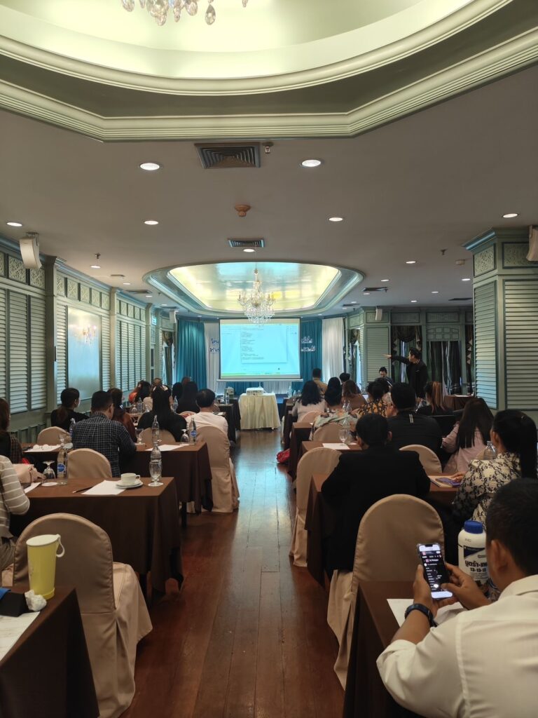 นูตร้าแพลนท์ (ประเทศไทย) จำกัด จัดอบรมเจ้าของธุรกิจร้านเกษตรเคมีภัณฑ์ทั่วประเทศ เรื่อง การใช้งาน AI เพื่อนำเสนอสินค้าทางการเกษตร โดยวิทยากร อาจารย์ดร.ต้นรัก ธวัชชัย สุขสีดา อาจารย์สอนการตลาดออนไลน์ ผู้ทรงคุณวุฒิและผู้เชี่ยวชาญการตลาดออนไลน์ดิจิทัล AI เพื่อนำเสนอสินค้าทางการเกษตร โดยวิทยากร อาจารย์ดร.ต้นรัก ธวัชชัย สุขสีดา 26 768x1024