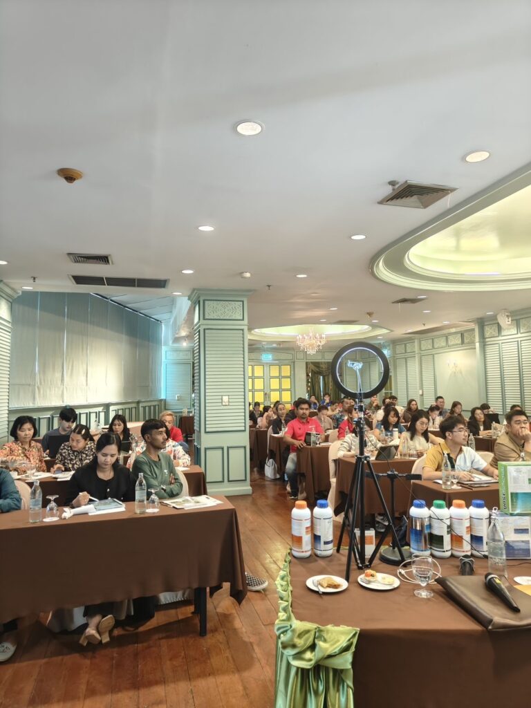 นูตร้าแพลนท์ (ประเทศไทย) จำกัด จัดอบรมเจ้าของธุรกิจร้านเกษตรเคมีภัณฑ์ทั่วประเทศ เรื่อง การใช้งาน AI เพื่อนำเสนอสินค้าทางการเกษตร โดยวิทยากร อาจารย์ดร.ต้นรัก ธวัชชัย สุขสีดา อาจารย์สอนการตลาดออนไลน์ ผู้ทรงคุณวุฒิและผู้เชี่ยวชาญการตลาดออนไลน์ดิจิทัล AI เพื่อนำเสนอสินค้าทางการเกษตร โดยวิทยากร อาจารย์ดร.ต้นรัก ธวัชชัย สุขสีดา 5 768x1024