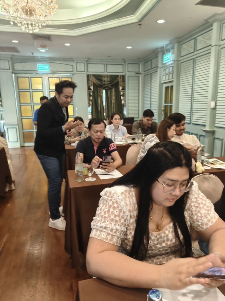 นูตร้าแพลนท์ (ประเทศไทย) จำกัด จัดอบรมเจ้าของธุรกิจร้านเกษตรเคมีภัณฑ์ทั่วประเทศ เรื่อง การใช้งาน AI เพื่อนำเสนอสินค้าทางการเกษตร โดยวิทยากร อาจารย์ดร.ต้นรัก ธวัชชัย สุขสีดา อาจารย์สอนการตลาดออนไลน์ ผู้ทรงคุณวุฒิและผู้เชี่ยวชาญการตลาดออนไลน์ดิจิทัล AI เพื่อนำเสนอสินค้าทางการเกษตร โดยวิทยากร อาจารย์ดร.ต้นรัก ธวัชชัย สุขสีดา 6 768x1024