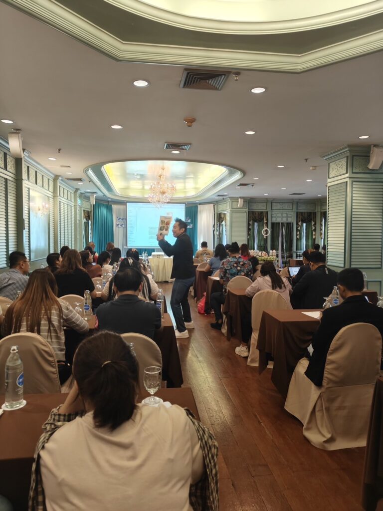 นูตร้าแพลนท์ (ประเทศไทย) จำกัด จัดอบรมเจ้าของธุรกิจร้านเกษตรเคมีภัณฑ์ทั่วประเทศ เรื่อง การใช้งาน AI เพื่อนำเสนอสินค้าทางการเกษตร โดยวิทยากร อาจารย์ดร.ต้นรัก ธวัชชัย สุขสีดา อาจารย์สอนการตลาดออนไลน์ ผู้ทรงคุณวุฒิและผู้เชี่ยวชาญการตลาดออนไลน์ดิจิทัล AI เพื่อนำเสนอสินค้าทางการเกษตร โดยวิทยากร อาจารย์ดร.ต้นรัก ธวัชชัย สุขสีดา 7 768x1024