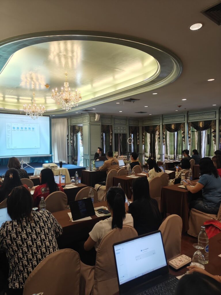 นูตร้าแพลนท์ (ประเทศไทย) จำกัด จัดอบรมเจ้าของธุรกิจร้านเกษตรเคมีภัณฑ์ทั่วประเทศ เรื่อง การใช้งาน AI เพื่อนำเสนอสินค้าทางการเกษตร โดยวิทยากร อาจารย์ดร.ต้นรัก ธวัชชัย สุขสีดา อาจารย์สอนการตลาดออนไลน์ ผู้ทรงคุณวุฒิและผู้เชี่ยวชาญการตลาดออนไลน์ดิจิทัล AI เพื่อนำเสนอสินค้าทางการเกษตร โดยวิทยากร อาจารย์ดร.ต้นรัก ธวัชชัย สุขสีดา 8 768x1024