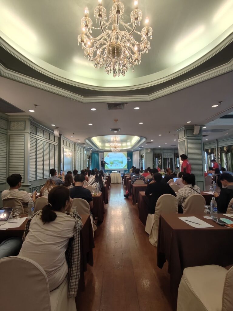 นูตร้าแพลนท์ (ประเทศไทย) จำกัด จัดอบรมเจ้าของธุรกิจร้านเกษตรเคมีภัณฑ์ทั่วประเทศ เรื่อง การใช้งาน AI เพื่อนำเสนอสินค้าทางการเกษตร โดยวิทยากร อาจารย์ดร.ต้นรัก ธวัชชัย สุขสีดา อาจารย์สอนการตลาดออนไลน์ ผู้ทรงคุณวุฒิและผู้เชี่ยวชาญการตลาดออนไลน์ดิจิทัล AI เพื่อนำเสนอสินค้าทางการเกษตร โดยวิทยากร อาจารย์ดร.ต้นรัก ธวัชชัย สุขสีดา 9 768x1024