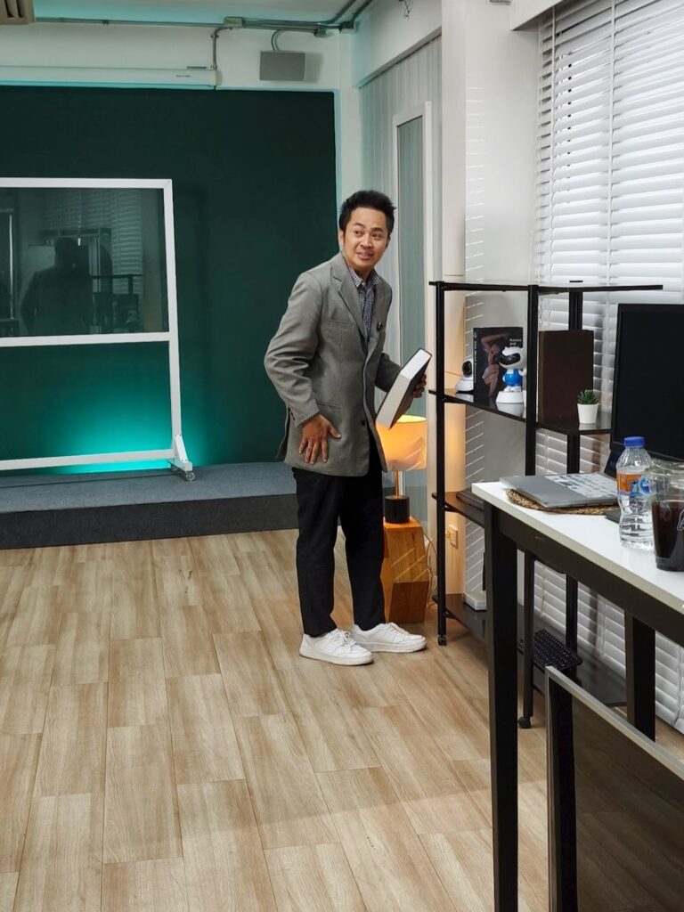 .ดร.ต้นรัก ธวัชชัย สุขสีดา ผู้ทรงคุณวุฒิด้านเทคโนโลยีดิจิทัล 5 768x1024