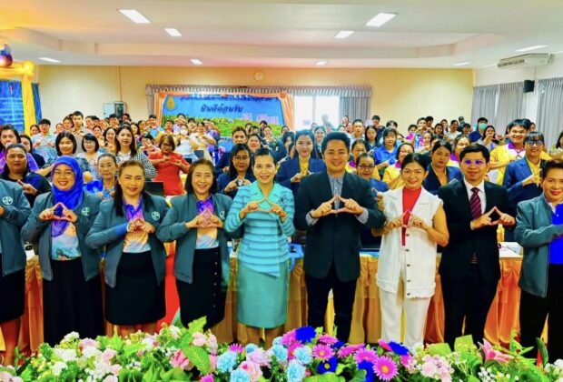 สพป.ชลบุรี เขต 3 จัดอบรมโครงการพัฒนาทักษะด้าน AI ให้กับคุณครูในพื้นที่ นี้ได้รับเกียรติจากวิทยากรผู้ทรงคุณวุฒิ อ.ดร.ต้นรัก ธวัชชัย สุขสีดา มาให้ความรู้