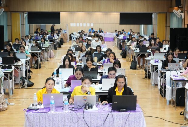 สพป.ชลบุรี เขต 1 จัดอบรมพัฒนาทักษะด้านเทคโนโลยีสารสนเทศ เสริมศักยภาพครูสู่ยุคดิจิทัล นี้ได้รับเกียรติจาก อ.ดร.ต้นรัก ธวัชชัย สุขสีดา ที่ปรึกษาอนุกรรมาธิการศึกษาการพัฒนาเทคโนโลยีและนวัตกรรมให้เท่าทันต่อโลกดิจิทัล