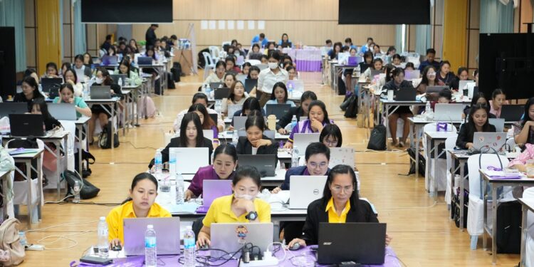 สพป.ชลบุรี เขต 1 จัดอบรมพัฒนาทักษะด้านเทคโนโลยีสารสนเทศ เสริมศักยภาพครูสู่ยุคดิจิทัล นี้ได้รับเกียรติจาก อ.ดร.ต้นรัก ธวัชชัย สุขสีดา ที่ปรึกษาอนุกรรมาธิการศึกษาการพัฒนาเทคโนโลยีและนวัตกรรมให้เท่าทันต่อโลกดิจิทัล