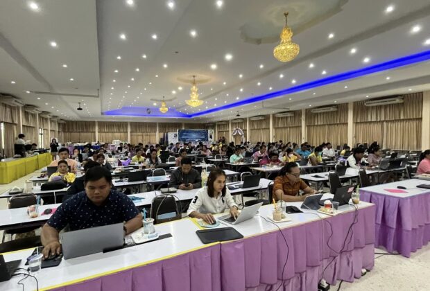 สพป.ลพบุรี เขต 2 ร่วมกับ กสทช. จัดอบรมพัฒนาทักษะเทคโนโลยี AI สำหรับครูและบุคลากรทางการศึก วิทยากรผู้ทรงคุณวุฒิ คือ อ.ดร.ต้นรัก ธวัชชัย สุขสีดา ที่ปรึกษาคณะอนุกรรมการดิจิทัล