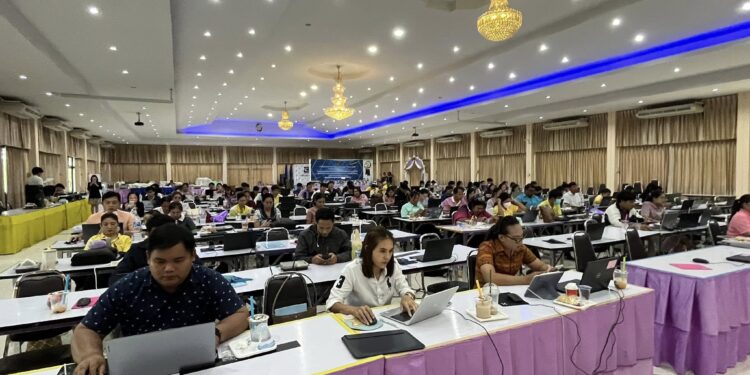 สพป.ลพบุรี เขต 2 ร่วมกับ กสทช. จัดอบรมพัฒนาทักษะเทคโนโลยี AI สำหรับครูและบุคลากรทางการศึก วิทยากรผู้ทรงคุณวุฒิ คือ อ.ดร.ต้นรัก ธวัชชัย สุขสีดา ที่ปรึกษาคณะอนุกรรมการดิจิทัล