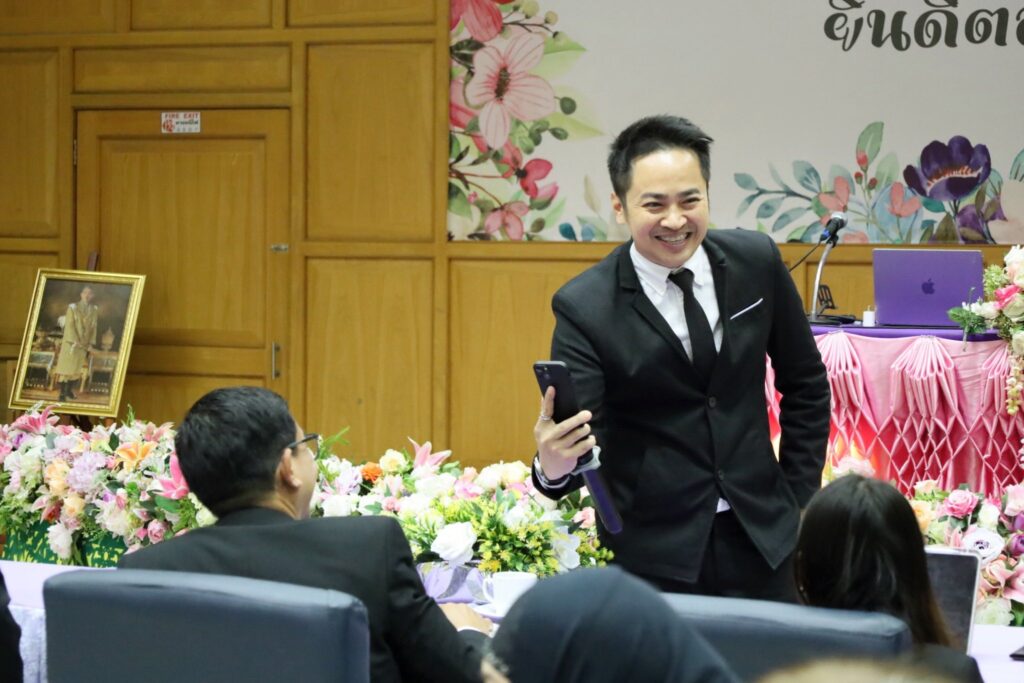 อบรม AI ยกระดับทักษะครูยุคดิจิทัล เสริมแกร่งบุคลากรการศึกษา พร้อมขับเคลื่อนการเรียนรู้ในศตวรรษที่ 21 โดยวิทยากรผู้เชี่ยวชาญด้าน AI อ.ดร.ต้นรัก ธวัชชัย สุขสีดา AI อ.ดร.ต้นรัก ธวัชชัย สุขสีดา 6 1024x683