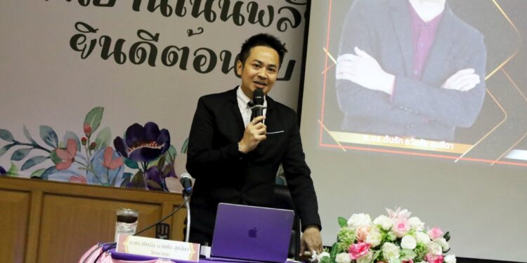 อบรม AI ยกระดับทักษะครูยุคดิจิทัล เสริมแกร่งบุคลากรการศึกษา พร้อมขับเคลื่อนการเรียนรู้ในศตวรรษที่ 21 โดยวิทยากรผู้เชี่ยวชาญด้าน AI อ.ดร.ต้นรัก ธวัชชัย สุขสีดา อบรม AI ยกระดับทักษะครูยุคดิจิทัล เสริมแกร่งบุคลากรการศึกษา พร้อมขับเคลื่อนการเรียนรู้ในศตวรรษที่ 21 โดยวิทยากรผู้เชี่ยวชาญด้าน AI อ.ดร.ต้นรัก ธวัชชัย สุขสีดา