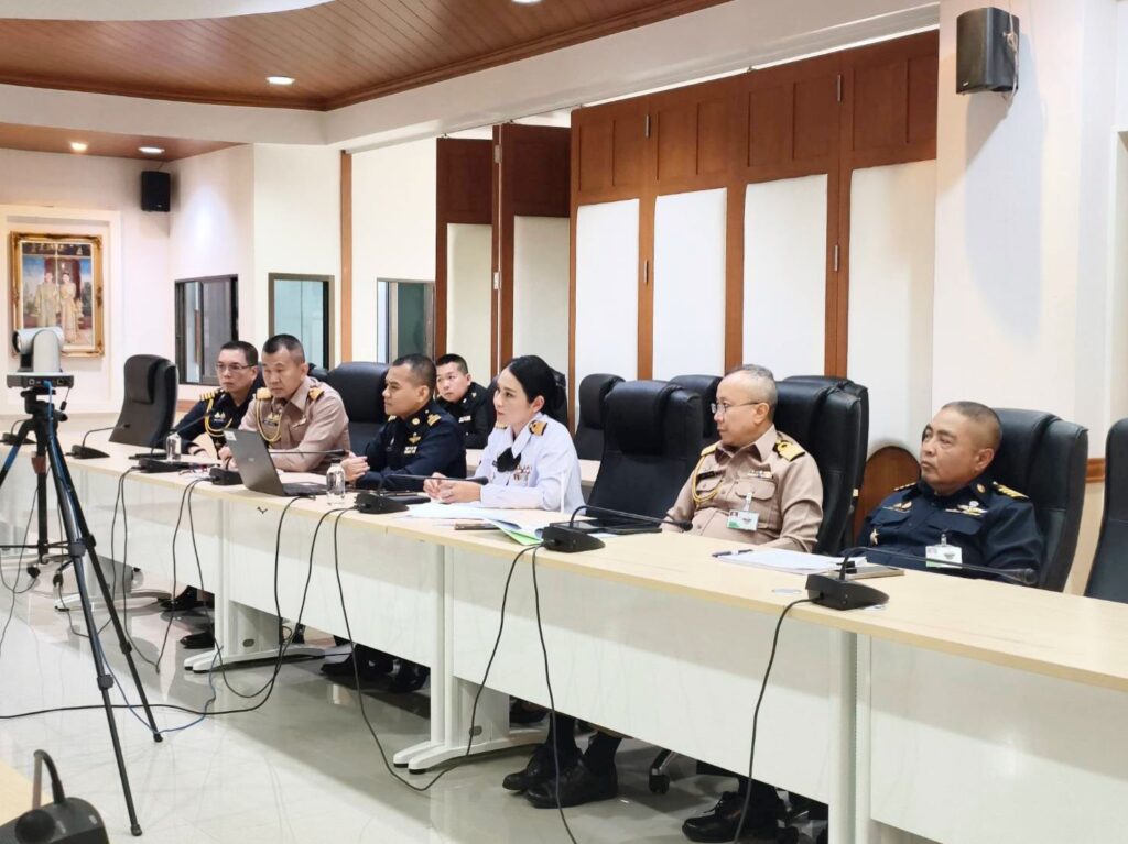 กองทัพไทยก้าวสู่ยุคดิจิทัลเต็มตัว คณะนายทหารชุดตรวจให้คำปรึกษาเชิงลึกด้านการประยุกต์ใช้ AI และให้การบรรยายโดย อ.ดร.ต้นรัก ธวัชชัย สุขสีดา ผู้เชี่ยวชาญด้าน AI หน่วยงานของรัฐ เพื่อยกระดับประสิทธิภาพและความมั่นคงของข้อมูล .ดร.ต้นรัก ธวัชชัย สุขสีดา ผู้เชี่ยวชาญด้าน AI หน่วยงานของรัฐ 1 1024x767