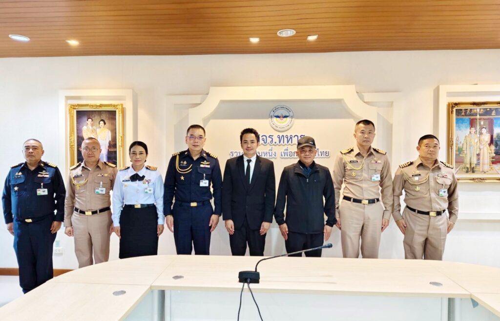 กองทัพไทยก้าวสู่ยุคดิจิทัลเต็มตัว คณะนายทหารชุดตรวจให้คำปรึกษาเชิงลึกด้านการประยุกต์ใช้ AI และให้การบรรยายโดย อ.ดร.ต้นรัก ธวัชชัย สุขสีดา ผู้เชี่ยวชาญด้าน AI หน่วยงานของรัฐ เพื่อยกระดับประสิทธิภาพและความมั่นคงของข้อมูล .ดร.ต้นรัก ธวัชชัย สุขสีดา ผู้เชี่ยวชาญด้าน AI หน่วยงานของรัฐ 1024x658