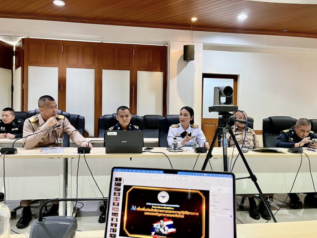 กองทัพไทยก้าวสู่ยุคดิจิทัลเต็มตัว คณะนายทหารชุดตรวจให้คำปรึกษาเชิงลึกด้านการประยุกต์ใช้ AI และให้การบรรยายโดย อ.ดร.ต้นรัก ธวัชชัย สุขสีดา ผู้เชี่ยวชาญด้าน AI หน่วยงานของรัฐ เพื่อยกระดับประสิทธิภาพและความมั่นคงของข้อมูล .ดร.ต้นรัก ธวัชชัย สุขสีดา ผู้เชี่ยวชาญด้าน AI หน่วยงานของรัฐ 2 1024x768