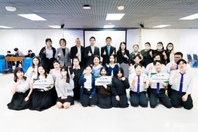 โครงการ “การสร้างแบรนด์ดิจิทัลผ้าทอจากใบอ้อยอยู่สู่ตลาดสากล” ภายใต้โครงการ Creative Young Designers Season 5 กรรมการผู้ทรงคุณด้านการตลาดดิจิทัลและการสร้างแบรนด์ อ.ดร.ต้นรัก ธวัชชัย สุขสีดา ทรงคุณด้านการตลาดดิจิทัลและการสร้างแบรนด์-อ.ดร.ต้นรัก-ธวัชชัย-สุขสีดา-1