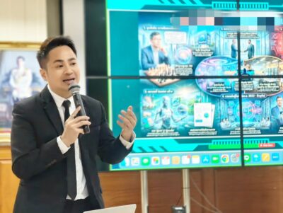 วิทยากรอบรมให้ความรู้เรื่อง AI เรื่อง "เสริมเกราะดิจิทัลให้กองทัพไทย เมื่อ NotebookLM กลายเป็น "ผู้ช่วยอัจฉริยะ" ในการทำงาน โดย อ.ดร.ต้นรัก ธวัชชัย สุขสีดาในฐานะที่ปรึกษาและวิทยากรเทคโนโลยี AI