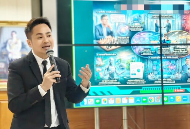 วิทยากรอบรมให้ความรู้เรื่อง AI เรื่อง "เสริมเกราะดิจิทัลให้กองทัพไทย เมื่อ NotebookLM กลายเป็น "ผู้ช่วยอัจฉริยะ" ในการทำงาน โดย อ.ดร.ต้นรัก ธวัชชัย สุขสีดาในฐานะที่ปรึกษาและวิทยากรเทคโนโลยี AI