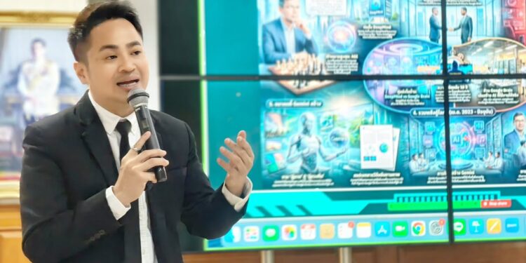 วิทยากรอบรมให้ความรู้เรื่อง AI เรื่อง "เสริมเกราะดิจิทัลให้กองทัพไทย เมื่อ NotebookLM กลายเป็น "ผู้ช่วยอัจฉริยะ" ในการทำงาน โดย อ.ดร.ต้นรัก ธวัชชัย สุขสีดาในฐานะที่ปรึกษาและวิทยากรเทคโนโลยี AI