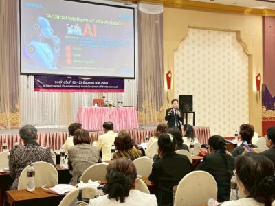 กิจกรรมผู้สูงอายุยุคดิจิทัล พม.สุพรรณบุรีนำร่องอบรมการใช้ AI พัฒนาชมรม เสริมความสุขและสุขภาพดี โดยในการอบรมครั้งนี้ได้รับเกียรติจาก อ.ดร.ต้นรัก ธวัชชัย สุขสีดา วิทยากรผู้เชี่ยวชาญด้าน AI และการตลาดดิจิทัล มาถ่ายทอดความรู้ในการประยุกต์ใช้ AI อบรมการใช้-AI-สำหรับผู้สูงอายุจังหวัดสุพรรณบุรี-โดย-อ.ดร.ต้นรัก-ธวัชชัย-สุขสีดา-1