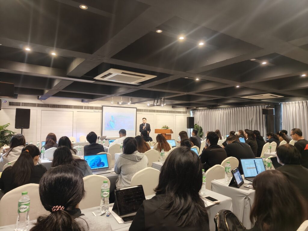 กรมอนามัย จับมือ อ.ดร.ต้นรัก เชิญวิทยากรผู้เชี่ยวชาญด้าน AI เพื่อใช้บริหารงานองค์กรอย่างมีประสิทธิภาพ ยกระดับบุคลากรส่งเสริมสุขภาพผู้สูงอายุไทย สู่ยุคดิจิทัลด้วยพลัง AI สำนักงานอนามัยผู้สูงอายุ กระทรวงสาธารณสุข AI อบรมข้าราชการหน่วยงานรัฐ อ.ดร.ต้นรัก ธวัชชัย สุขสีดา 1 1024x768