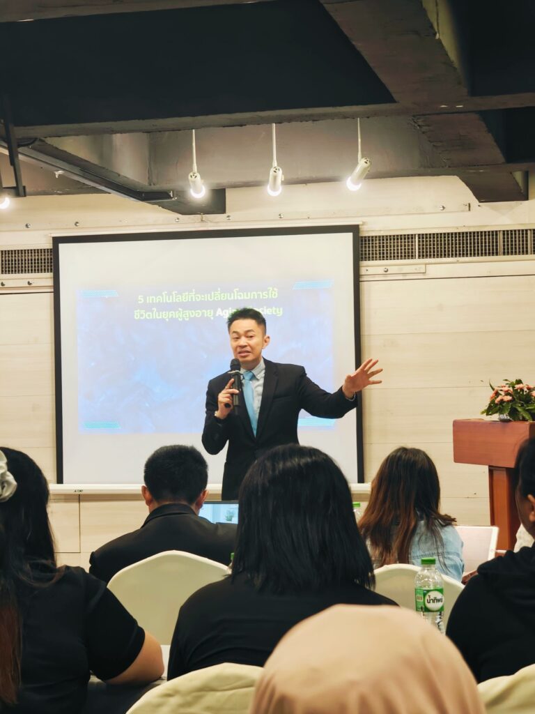 กรมอนามัย จับมือ อ.ดร.ต้นรัก เชิญวิทยากรผู้เชี่ยวชาญด้าน AI เพื่อใช้บริหารงานองค์กรอย่างมีประสิทธิภาพ ยกระดับบุคลากรส่งเสริมสุขภาพผู้สูงอายุไทย สู่ยุคดิจิทัลด้วยพลัง AI สำนักงานอนามัยผู้สูงอายุ กระทรวงสาธารณสุข AI อบรมข้าราชการหน่วยงานรัฐ อ.ดร.ต้นรัก ธวัชชัย สุขสีดา 11 768x1024