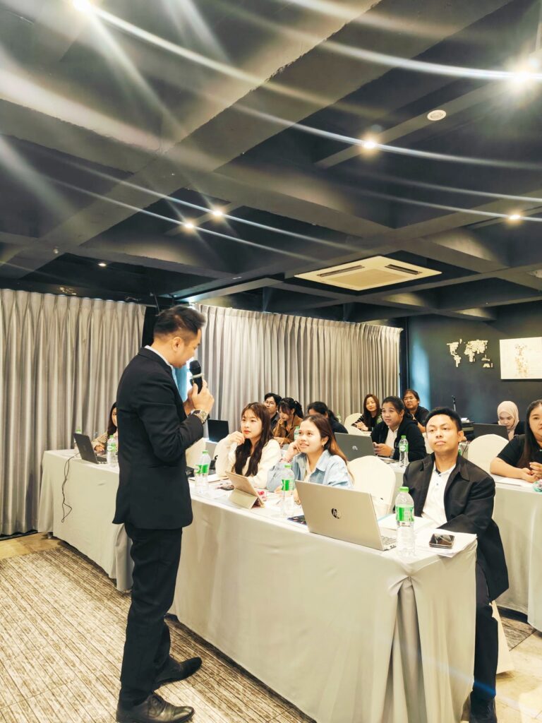 กรมอนามัย จับมือ อ.ดร.ต้นรัก เชิญวิทยากรผู้เชี่ยวชาญด้าน AI เพื่อใช้บริหารงานองค์กรอย่างมีประสิทธิภาพ ยกระดับบุคลากรส่งเสริมสุขภาพผู้สูงอายุไทย สู่ยุคดิจิทัลด้วยพลัง AI สำนักงานอนามัยผู้สูงอายุ กระทรวงสาธารณสุข AI อบรมข้าราชการหน่วยงานรัฐ อ.ดร.ต้นรัก ธวัชชัย สุขสีดา 12 768x1024