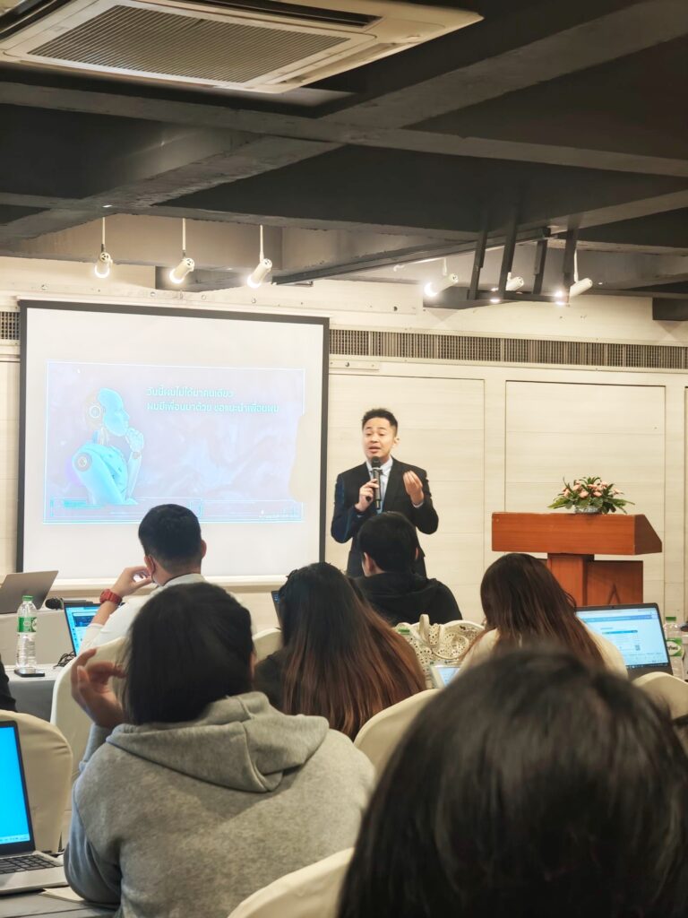 กรมอนามัย จับมือ อ.ดร.ต้นรัก เชิญวิทยากรผู้เชี่ยวชาญด้าน AI เพื่อใช้บริหารงานองค์กรอย่างมีประสิทธิภาพ ยกระดับบุคลากรส่งเสริมสุขภาพผู้สูงอายุไทย สู่ยุคดิจิทัลด้วยพลัง AI สำนักงานอนามัยผู้สูงอายุ กระทรวงสาธารณสุข AI อบรมข้าราชการหน่วยงานรัฐ อ.ดร.ต้นรัก ธวัชชัย สุขสีดา 13 768x1024