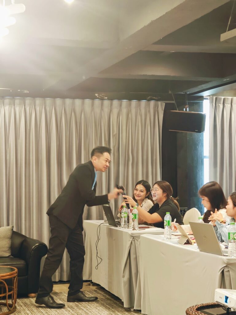 กรมอนามัย จับมือ อ.ดร.ต้นรัก เชิญวิทยากรผู้เชี่ยวชาญด้าน AI เพื่อใช้บริหารงานองค์กรอย่างมีประสิทธิภาพ ยกระดับบุคลากรส่งเสริมสุขภาพผู้สูงอายุไทย สู่ยุคดิจิทัลด้วยพลัง AI สำนักงานอนามัยผู้สูงอายุ กระทรวงสาธารณสุข AI อบรมข้าราชการหน่วยงานรัฐ อ.ดร.ต้นรัก ธวัชชัย สุขสีดา 14 768x1024