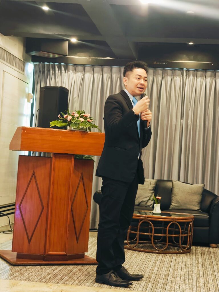 กรมอนามัย จับมือ อ.ดร.ต้นรัก เชิญวิทยากรผู้เชี่ยวชาญด้าน AI เพื่อใช้บริหารงานองค์กรอย่างมีประสิทธิภาพ ยกระดับบุคลากรส่งเสริมสุขภาพผู้สูงอายุไทย สู่ยุคดิจิทัลด้วยพลัง AI สำนักงานอนามัยผู้สูงอายุ กระทรวงสาธารณสุข AI อบรมข้าราชการหน่วยงานรัฐ อ.ดร.ต้นรัก ธวัชชัย สุขสีดา 15 768x1024