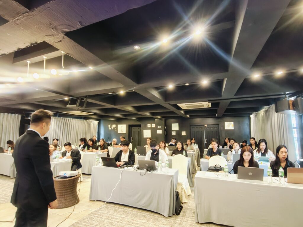 กรมอนามัย จับมือ อ.ดร.ต้นรัก เชิญวิทยากรผู้เชี่ยวชาญด้าน AI เพื่อใช้บริหารงานองค์กรอย่างมีประสิทธิภาพ ยกระดับบุคลากรส่งเสริมสุขภาพผู้สูงอายุไทย สู่ยุคดิจิทัลด้วยพลัง AI สำนักงานอนามัยผู้สูงอายุ กระทรวงสาธารณสุข AI อบรมข้าราชการหน่วยงานรัฐ อ.ดร.ต้นรัก ธวัชชัย สุขสีดา 3 1024x768