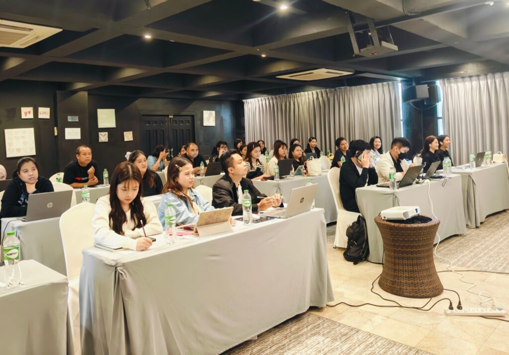 กรมอนามัย จับมือ อ.ดร.ต้นรัก เชิญวิทยากรผู้เชี่ยวชาญด้าน AI เพื่อใช้บริหารงานองค์กรอย่างมีประสิทธิภาพ ยกระดับบุคลากรส่งเสริมสุขภาพผู้สูงอายุไทย สู่ยุคดิจิทัลด้วยพลัง AI สำนักงานอนามัยผู้สูงอายุ กระทรวงสาธารณสุข AI อบรมข้าราชการหน่วยงานรัฐ อ.ดร.ต้นรัก ธวัชชัย สุขสีดา 6 1024x715