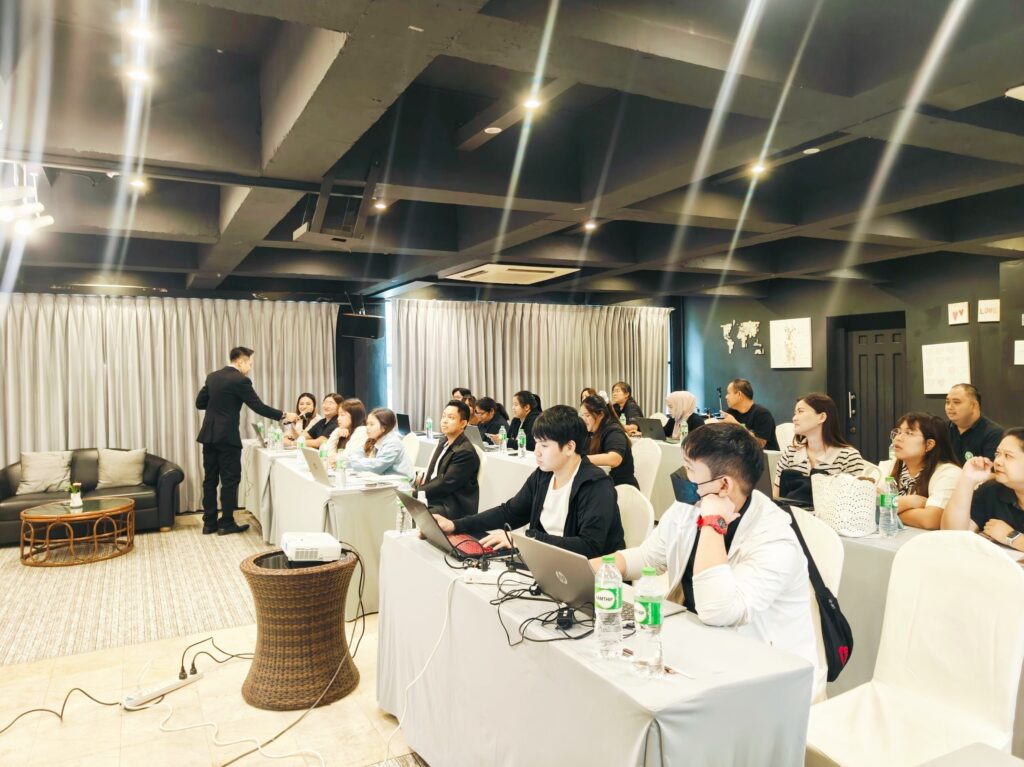 กรมอนามัย จับมือ อ.ดร.ต้นรัก เชิญวิทยากรผู้เชี่ยวชาญด้าน AI เพื่อใช้บริหารงานองค์กรอย่างมีประสิทธิภาพ ยกระดับบุคลากรส่งเสริมสุขภาพผู้สูงอายุไทย สู่ยุคดิจิทัลด้วยพลัง AI สำนักงานอนามัยผู้สูงอายุ กระทรวงสาธารณสุข AI อบรมข้าราชการหน่วยงานรัฐ อ.ดร.ต้นรัก ธวัชชัย สุขสีดา 7 1024x767