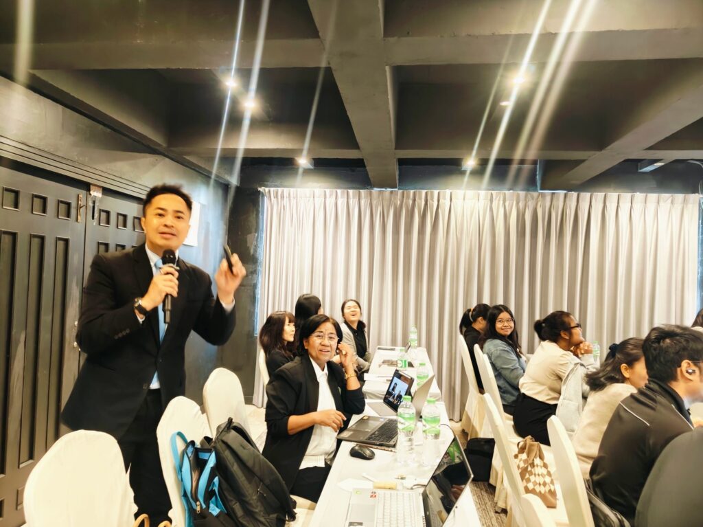 กรมอนามัย จับมือ อ.ดร.ต้นรัก เชิญวิทยากรผู้เชี่ยวชาญด้าน AI เพื่อใช้บริหารงานองค์กรอย่างมีประสิทธิภาพ ยกระดับบุคลากรส่งเสริมสุขภาพผู้สูงอายุไทย สู่ยุคดิจิทัลด้วยพลัง AI สำนักงานอนามัยผู้สูงอายุ กระทรวงสาธารณสุข AI อบรมข้าราชการหน่วยงานรัฐ อ.ดร.ต้นรัก ธวัชชัย สุขสีดา 8 1024x767