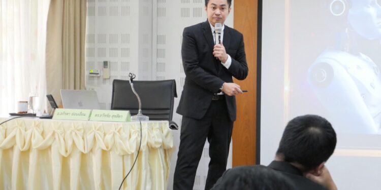 วิทยากรอบรมการใช้เทคโนโลยีดิจิ AI และการวิจัยเพื่อการบริหารสถานศึกษา เสริมแกร่งผู้นำอาชีวะยุคใหม่ ด้วยเทคโนโลยีดิจิทัลและกระบวนการวิจัย อ.ดร.ต้นรัก ธวัชชัย สุขสีดา วิทยากรอบรมการใช้เทคโนโลยีดิจิ-AI-อ.ดร.ต้นรัก-ธวัชชัย-สุขสีดา-11