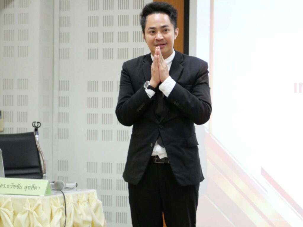 วิทยากรอบรมการใช้เทคโนโลยีดิจิ AI และการวิจัยเพื่อการบริหารสถานศึกษา เสริมแกร่งผู้นำอาชีวะยุคใหม่ ด้วยเทคโนโลยีดิจิทัลและกระบวนการวิจัย อ.ดร.ต้นรัก ธวัชชัย สุขสีดา AI อ.ดร.ต้นรัก ธวัชชัย สุขสีดา 12 1024x768