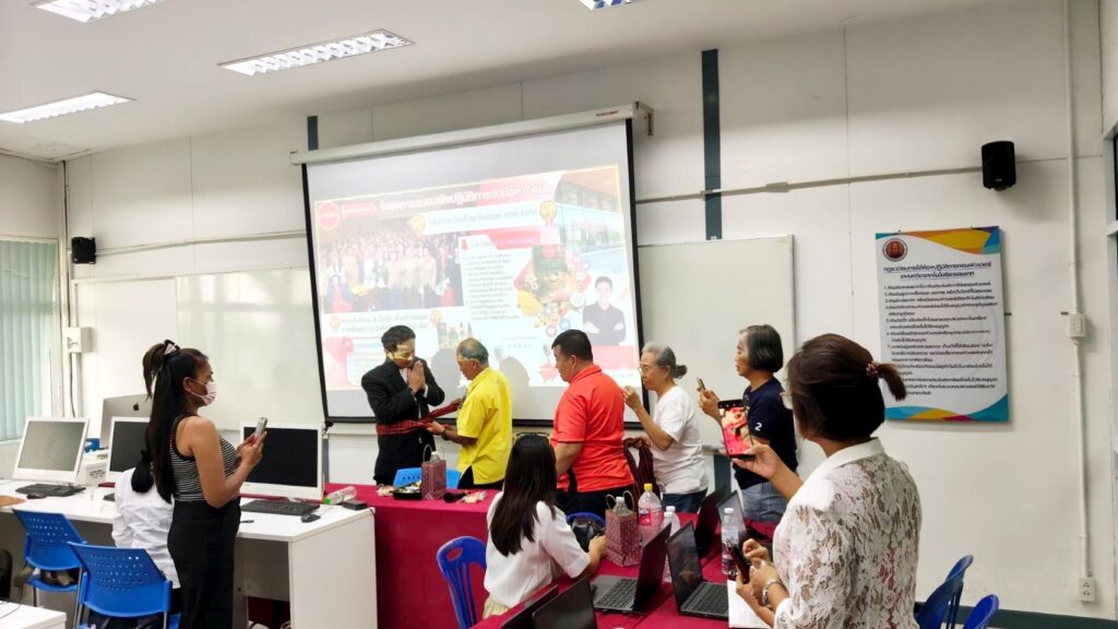 ตะวันเดือน รุกหนักปั้นมือโปร AI เปิดตัวหลักสูตร “AI Master class รุ่นที่ 1” จัดอบรมให้ความรู้แก่สมาชิกตะวันเดือนแบบจับมือทำ "ใช้ AI ยกระดับ Soft Power สมุนไพรไทยตะวันเดือนสู่สากล" โดยอ.ดร.ต้นรัก ธวัชชัย สุขสีดา ใช้ ai ยกระดับ soft power อ.ดร.ต้นรัก ธวัชชัย สุขสีดา 2