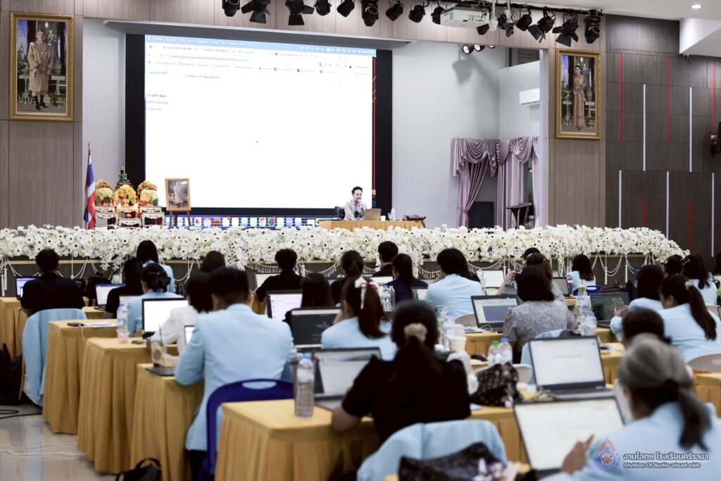 ยกระดับทักษะ AI นวัตกรรมการสอนสำหรับครู โรงเรียนศรีราชาสู่ SMART TEACHER พลิกโฉมห้องเรียนด้วยพลัง AI นวัตกรรมสื่อการสอนแห่งอนาคต โดยวิทยากร อ.ดร.ต้นรัก ธวัชชัย สุขสีดา วิทยากร Google Certified Educator ได้การรับรองความเชี่ยวชาญในการใช้ Google AI เพื่อยกระดับการศึกษา วิทยากรอ.ดร.ต้นรัก ธวัชชัย สุขสีดา ผู้เชี่ยวชาญด้าน ai เพื่อการศึกษาและสื่อดิจิทัล 10