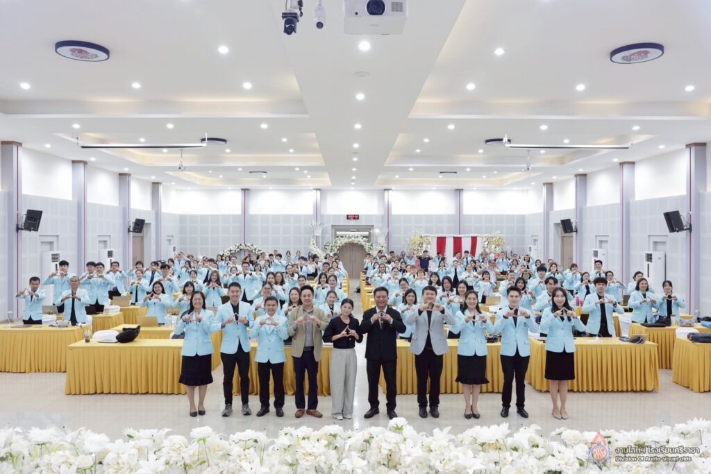ยกระดับทักษะ AI นวัตกรรมการสอนสำหรับครู โรงเรียนศรีราชาสู่ SMART TEACHER พลิกโฉมห้องเรียนด้วยพลัง AI นวัตกรรมสื่อการสอนแห่งอนาคต โดยวิทยากร อ.ดร.ต้นรัก ธวัชชัย สุขสีดา วิทยากร Google Certified Educator ได้การรับรองความเชี่ยวชาญในการใช้ Google AI เพื่อยกระดับการศึกษา วิทยากรอ.ดร.ต้นรัก ธวัชชัย สุขสีดา ผู้เชี่ยวชาญด้าน ai เพื่อการศึกษาและสื่อดิจิทัล 2