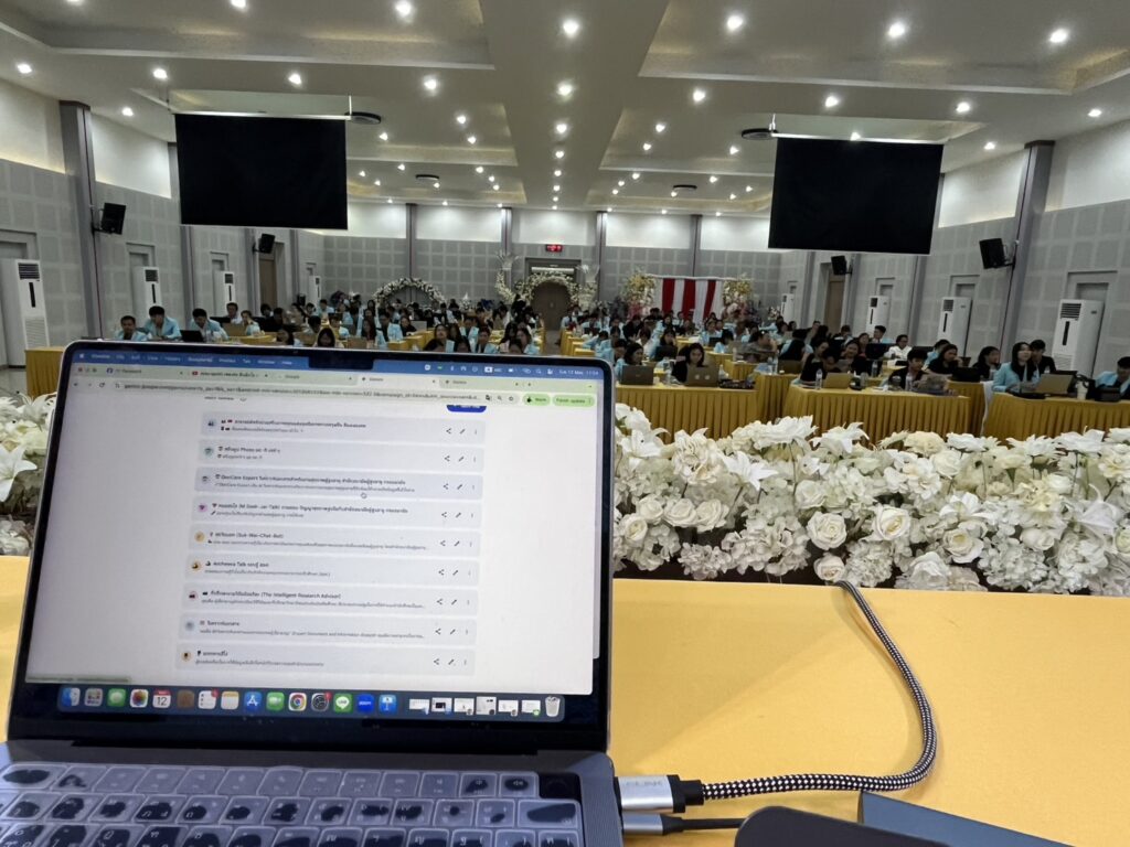 ยกระดับทักษะ AI นวัตกรรมการสอนสำหรับครู โรงเรียนศรีราชาสู่ SMART TEACHER พลิกโฉมห้องเรียนด้วยพลัง AI นวัตกรรมสื่อการสอนแห่งอนาคต โดยวิทยากร อ.ดร.ต้นรัก ธวัชชัย สุขสีดา วิทยากร Google Certified Educator ได้การรับรองความเชี่ยวชาญในการใช้ Google AI เพื่อยกระดับการศึกษา วิทยากรอ.ดร.ต้นรัก ธวัชชัย สุขสีดา ผู้เชี่ยวชาญด้าน ai เพื่อการศึกษาและสื่อดิจิทัล 25