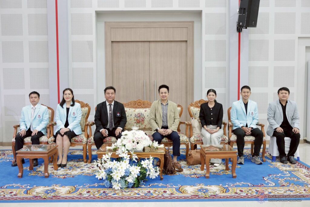 ยกระดับทักษะ AI นวัตกรรมการสอนสำหรับครู โรงเรียนศรีราชาสู่ SMART TEACHER พลิกโฉมห้องเรียนด้วยพลัง AI นวัตกรรมสื่อการสอนแห่งอนาคต โดยวิทยากร อ.ดร.ต้นรัก ธวัชชัย สุขสีดา วิทยากร Google Certified Educator ได้การรับรองความเชี่ยวชาญในการใช้ Google AI เพื่อยกระดับการศึกษา วิทยากรอ.ดร.ต้นรัก ธวัชชัย สุขสีดา ผู้เชี่ยวชาญด้าน ai เพื่อการศึกษาและสื่อดิจิทัล 4